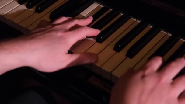 Крупным Планом Руки Пианиста Профессионально Играют Пианино — стоковое видео