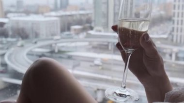 Bardakla şampanya içen kız.