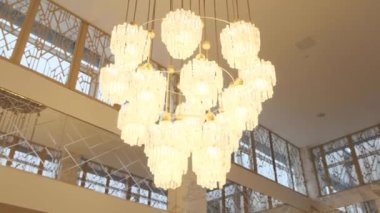 Kristal avize yakın plan. Geçmişi temiz. Modern Enerji Tasarruf Lambaları ile Modern Vintage İçten Zengin Tiyatro Avizesi