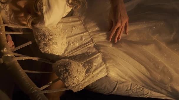 Nevěsta Dotýká Luxusních Bílých Krém Svatební Šaty Ramínka Šaty Hedvábného — Stock video