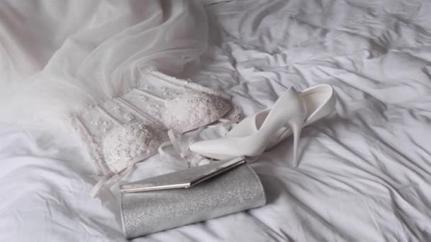 Sur Lit Blanc Repose Une Robe Des Chaussures Blanches — Video