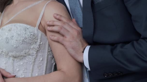 Homem Abraça Noiva Mãos Fechadas — Vídeo de Stock