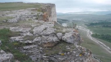 Yeşil bir yaz gününde masa dağında