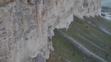Yeşil bir yaz gününde masa dağında