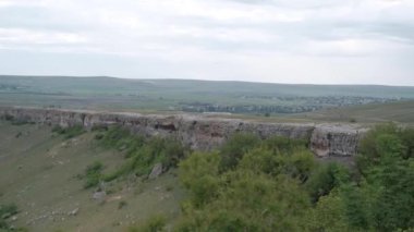 Yeşil bir yaz gününde masa dağında