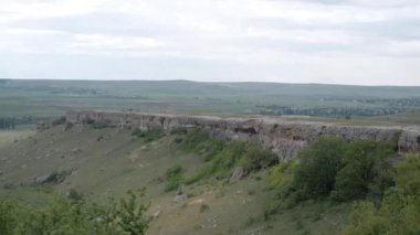 Yeşil bir yaz gününde masa dağında