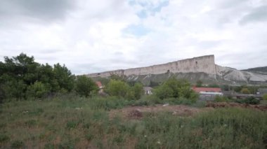 Yeşil bir yaz gününde masa dağında