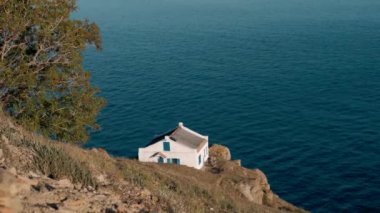 dağ kenarında eski taş ev