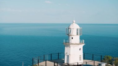 Sahildeki büyük beyaz deniz feneri