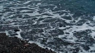 Framura, Liguria Cinque Terre 'deki yıkıcı ve görkemli deniz fırtınası - deniz dalgaları kıyıdaki kayalara çarpar ve bir su patlaması yaratır - eriyen buzullar deniz suyunun hacmini artırır