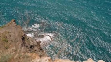 Framura, Liguria Cinque Terre 'deki yıkıcı ve görkemli deniz fırtınası - deniz dalgaları kıyıdaki kayalara çarpar ve bir su patlaması yaratır - eriyen buzullar deniz suyunun hacmini artırır