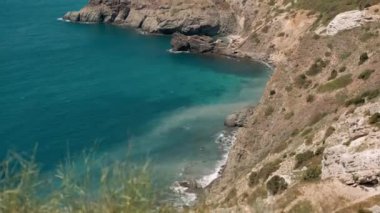 İlkbaharda sahilde. Kırım. Ukrayna.