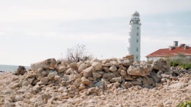  Sahildeki büyük beyaz deniz feneri