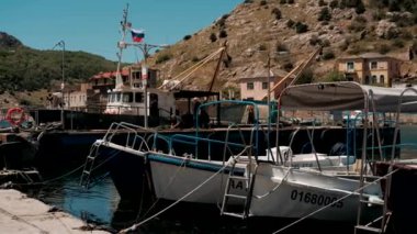 İskeleye demirlemiş bir sürü gemi var.