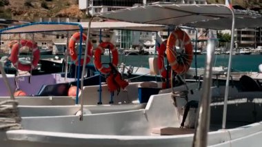 İskeleye demirlemiş bir sürü gemi var.