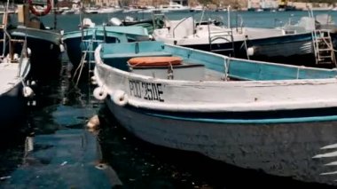İskeleye demirlemiş bir sürü gemi var.