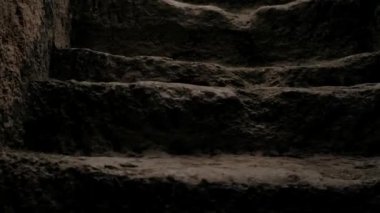 Güneşli bir günde taş basamaklara tırman.