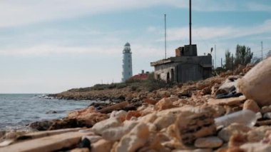  Sahildeki büyük beyaz deniz feneri