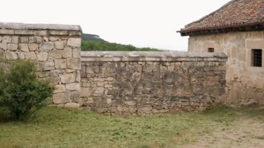 dağ kenarında eski taş ev