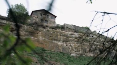 dağ kenarında eski taş ev