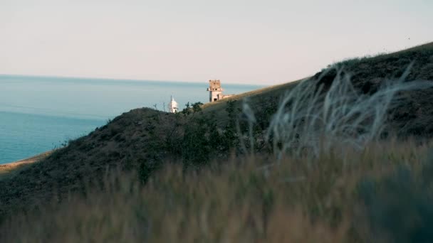 岸上的白色大灯塔 — 图库视频影像