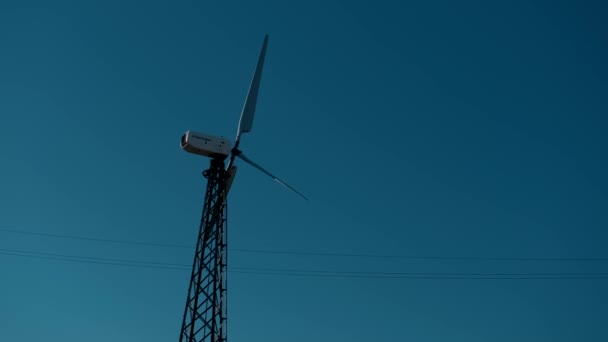 青空と白い雲と晴れた日に近い風力タービンや風力エネルギーコンバータ — ストック動画