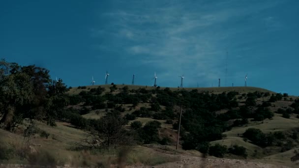 Close Windturbines Windturbines Zonnige Dag Met Blauwe Lucht Witte Wolken — Stockvideo