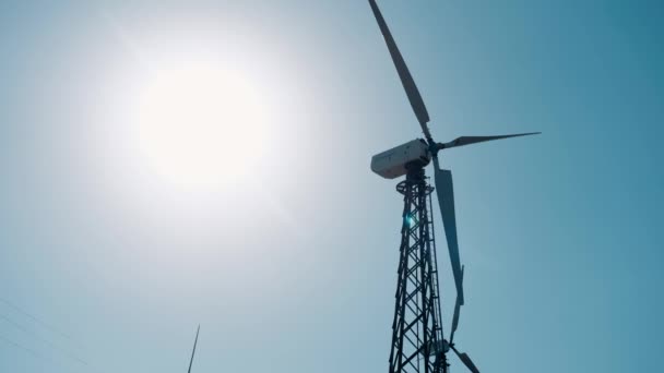 Detailní Větrné Turbíny Nebo Konvertor Větrné Energie Slunečného Dne Modrou — Stock video