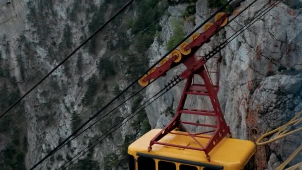 Funicular Operación Cabina Amarilla Mueve Hacia Arriba Teleférico Sobre Acantilados — Vídeos de Stock