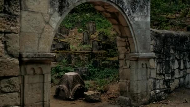在克里米亚的一个古老的墓地 靠近岩石中的修道院 — 图库视频影像