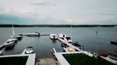 Yatçılık. Yat kulübünün hava görüntüsü. Yanaşmış yelkenlilerin yukarıdan aşağı görüntüsü. Yatların yukarıdan aşağı görünümü