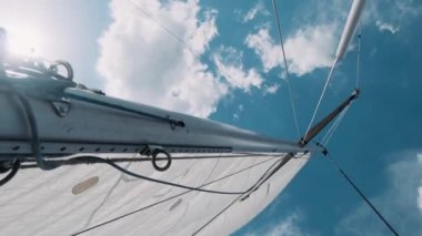 Yatçılık. Yat kulübünün hava görüntüsü. Yanaşmış yelkenlilerin yukarıdan aşağı görüntüsü. Yatların yukarıdan aşağı görünümü