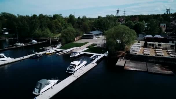 Segling Flygfoto Över Yachtklubben Flygfoto Uppifrån Och Ner Dockade Segelbåtar — Stockvideo