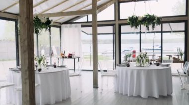  Çiçeklerle süslenmiş ziyafet salonu