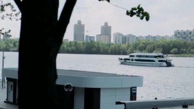 Yatçılık. Yat kulübünün hava görüntüsü. Yanaşmış yelkenlilerin yukarıdan aşağı görüntüsü. Yatların yukarıdan aşağı görünümü