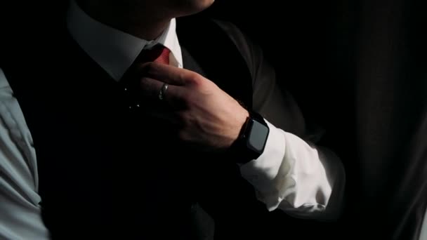 Oblékání Obchodníka Elegantní Obchodník Bílé Košili Který Spravuje Kravatu Zapíná — Stock video