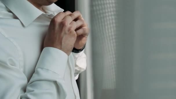 Ένας Κομψός Επιχειρηματίας Λευκό Πουκάμισο Που Φτιάχνει Γραβάτα Του Και — Αρχείο Βίντεο