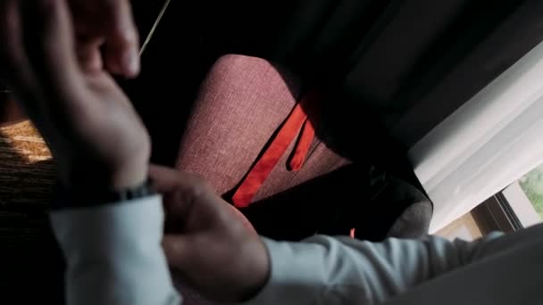 Adamı Giyiniyor Beyaz Gömlekli Şık Bir Adamı Kravatını Düzeltiyor Ceketini — Stok video