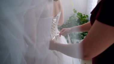 Gelin korseyi sıkılaştırıyor.