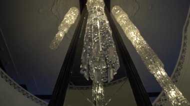 Tavandan sarkan avize