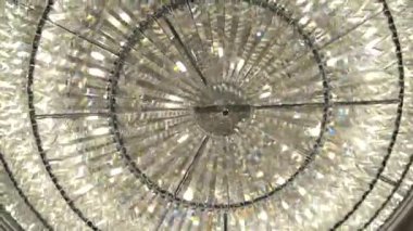 Tavandan sarkan avize