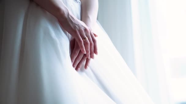 fille dans une robe de mariée debout contre le mur