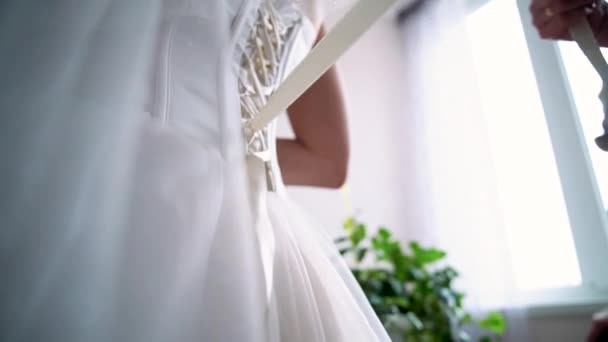 花嫁はコルセットを締め付けています — ストック動画