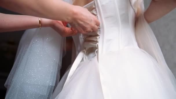 花嫁はコルセットを締め付けています — ストック動画