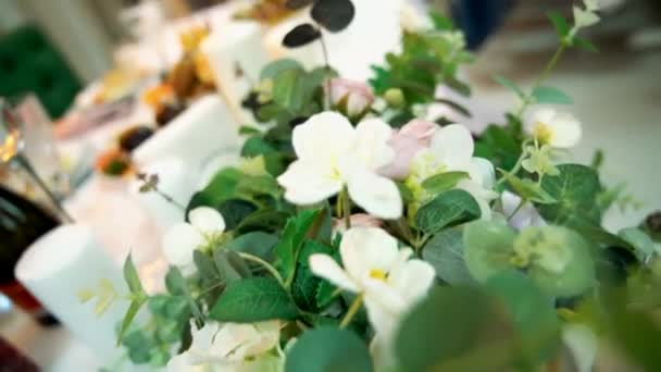 Salão Banquete Decorado Com Flores — Vídeo de Stock