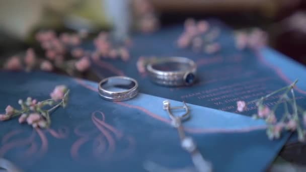 結婚指輪の装飾カードと靴 — ストック動画