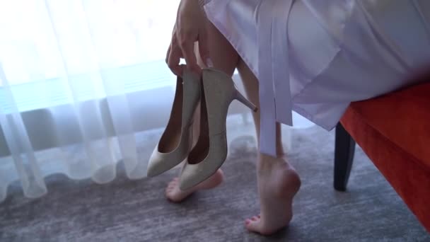 Jovem Menina Vestindo Sapatos — Vídeo de Stock