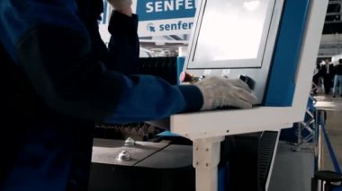  Bir işçi robot lazer makinesiyle çalışır.
