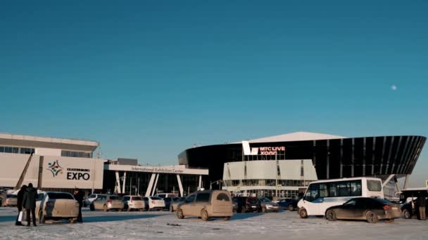 从街上俯瞰叶卡捷琳堡世博会的展览馆 一座巨大的现代化建筑 内有会议 音乐会和在高速公路旁边有一个大停车场的论坛 — 图库视频影像