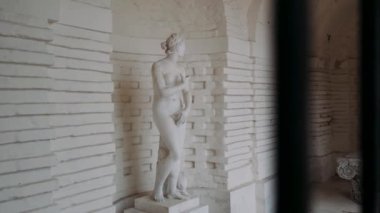 David 'in şık alçıtaşı heykeli oturma odasında ya da kafenin içinde patlamış. Michelangelo David heykel alçı kopyası masada. Modern ve lüks ev dekorasyonu